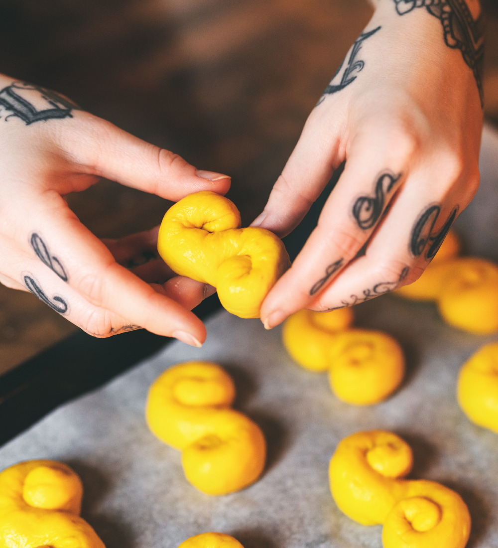 Recept på saftiga lussebullar med kesella