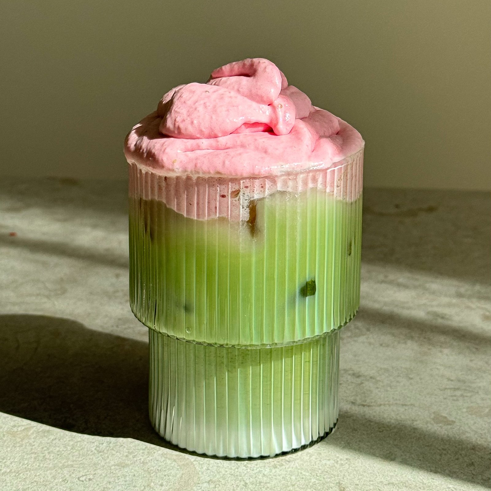 Enkelt recept på strawberry matcha!