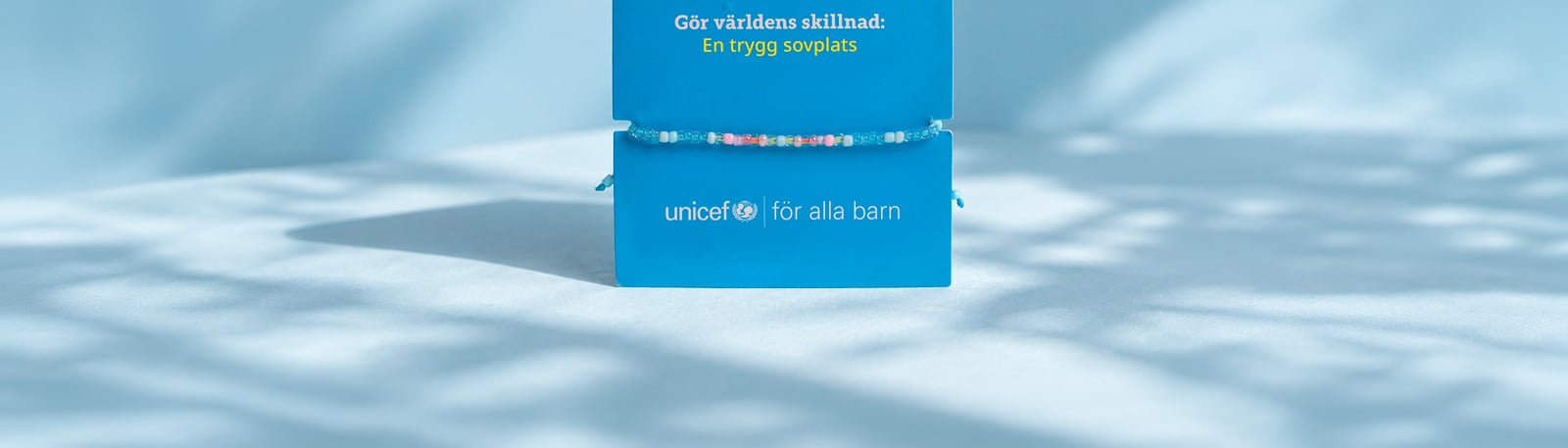 Bär UNICEF-armbandet för barns rättigheter