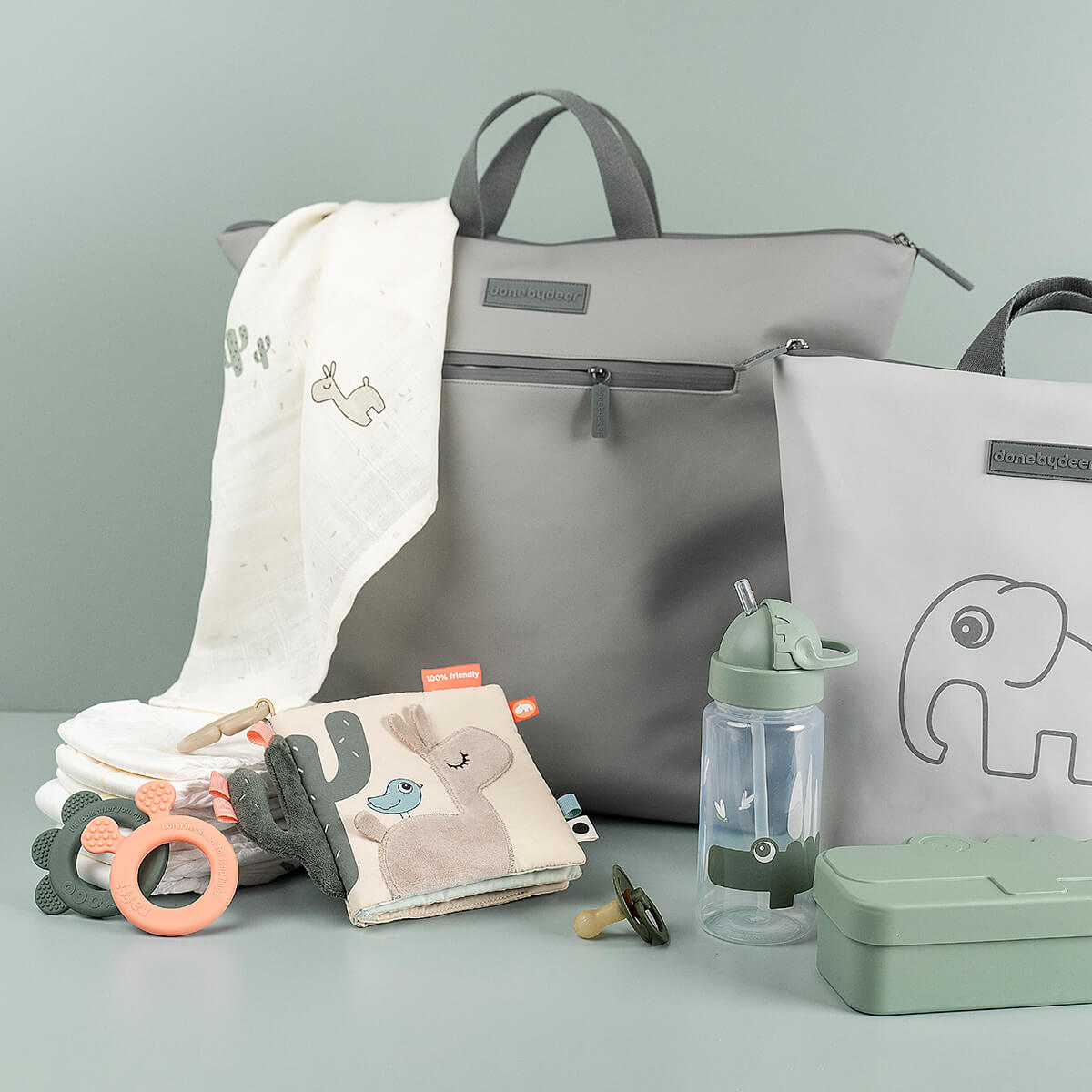 Done by Deer Flaska & Sugrör Croco Grön 350 ml