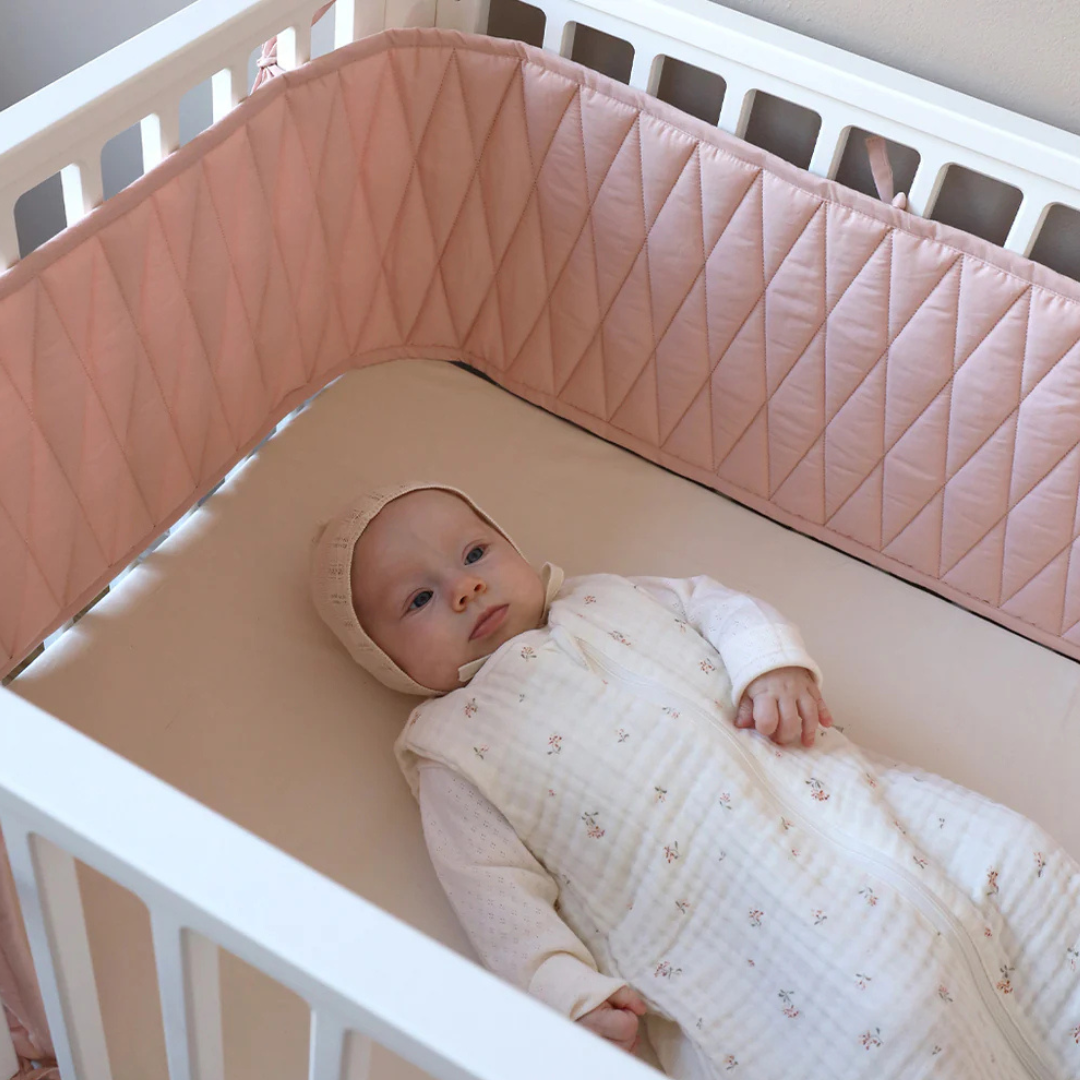 Cam Cam Copenhagen Spjälskydd Med Harlekinbroderi Blossom Pink