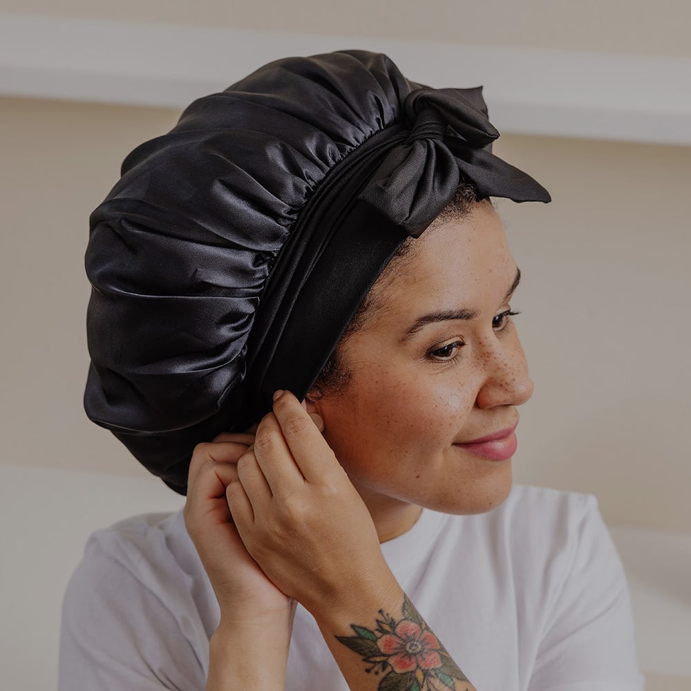 Cailap Hårmössa Bonnet i Satin Svart