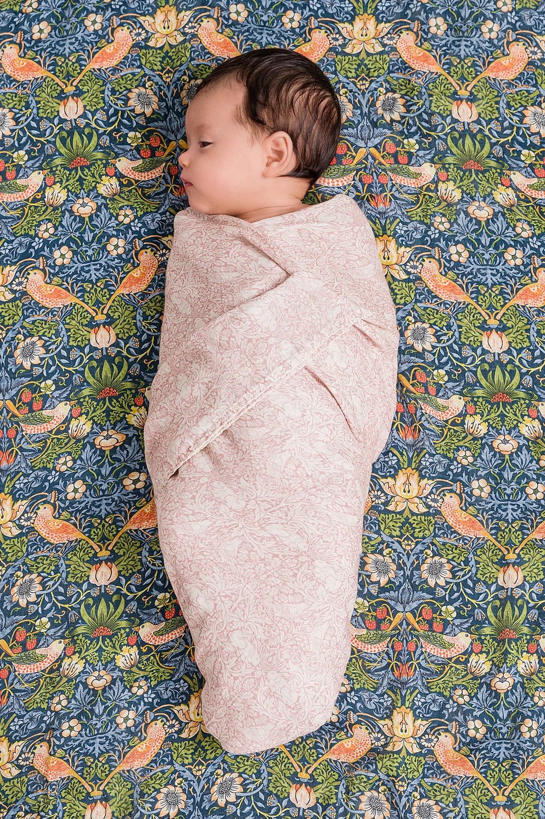 DockATot Swaddler Set, Brer Rabbit/Strawberry Thief (William Morris)