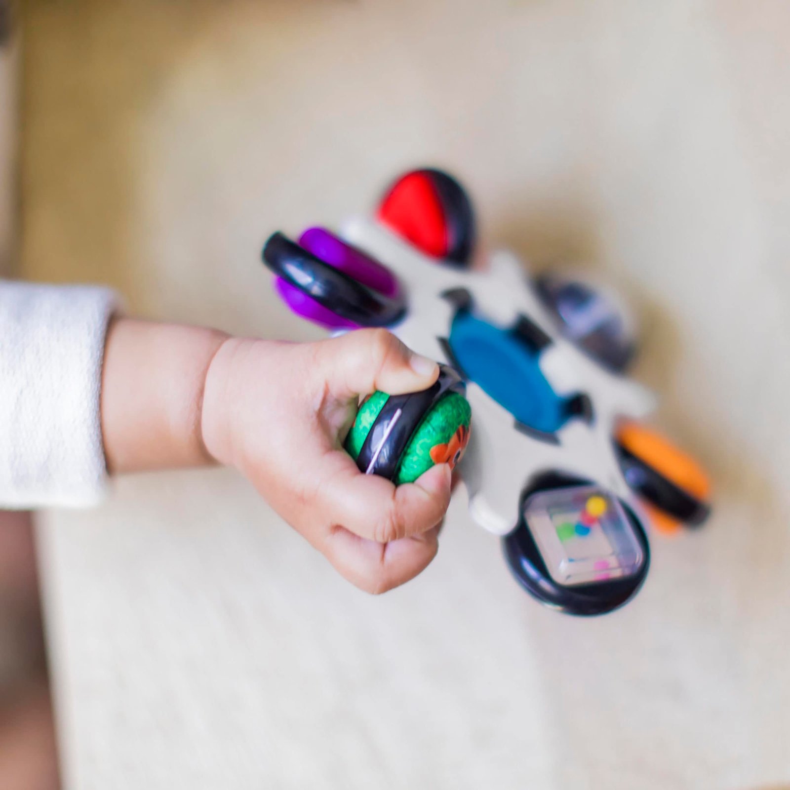 Baby Einstein Curiosity Clutch™ Sensorisk leksak