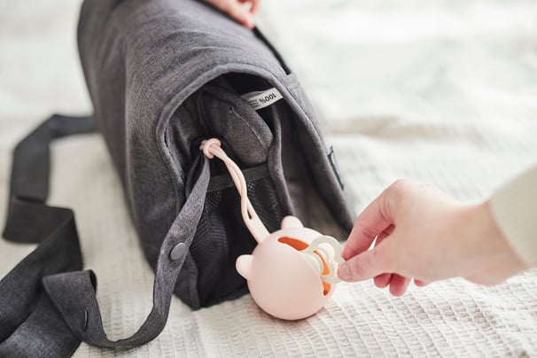 Oh, Poppy! Nola Silicone Pacifier Case Powder Pink 1 st