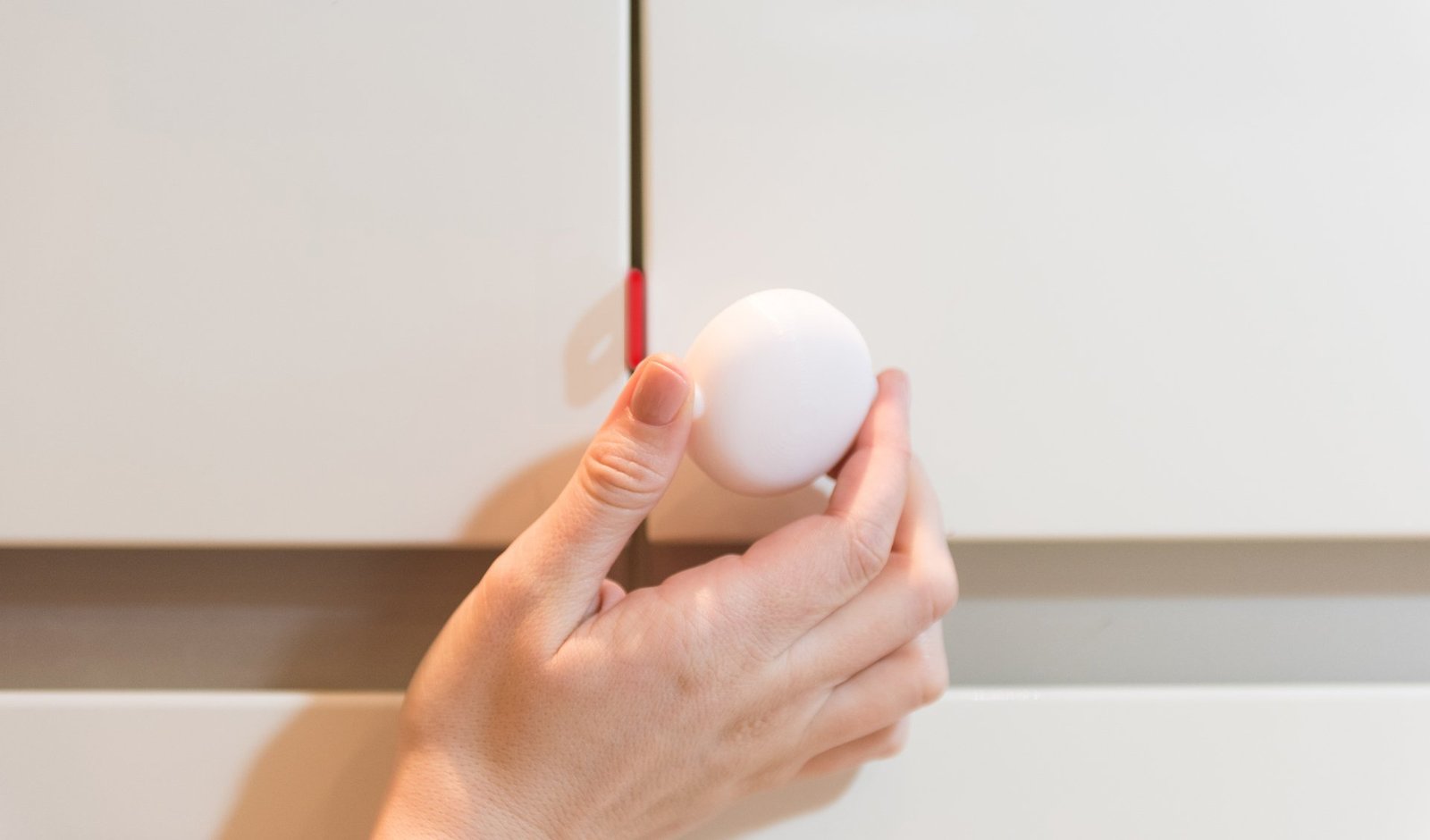 Safe & Care Självhäftande Dubbelt Skåpdörrlås SC810 Vit