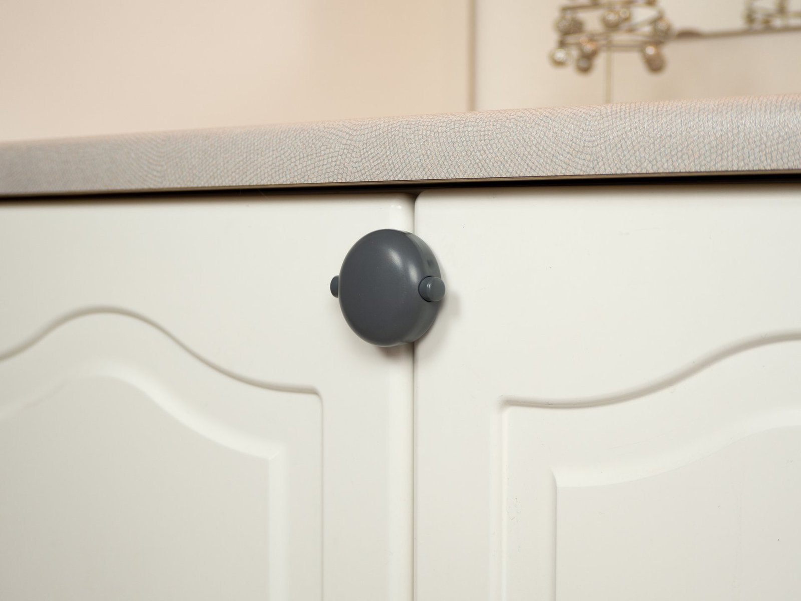 Safe & Care Självhäftande Dubbelt Skåpdörrlås SC810 Grå