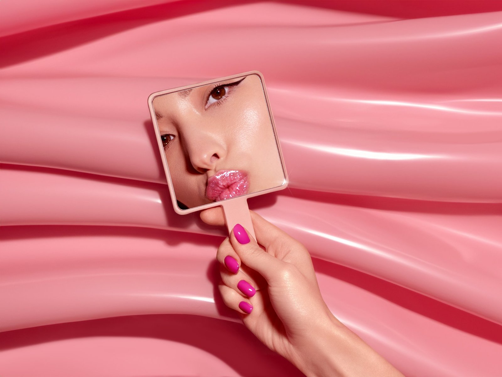 MILI Cosmetics Hand Mirror Small 1 st