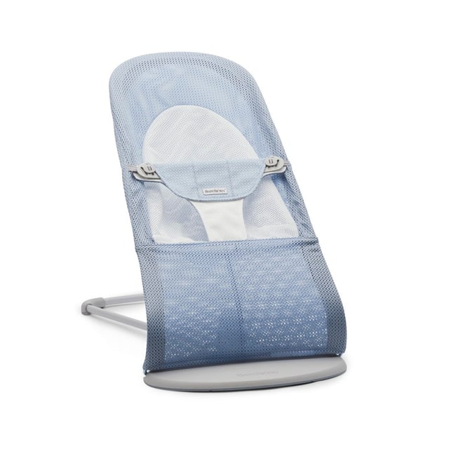 BabyBjörn Babysitter Balance Soft Mesh Himmelsblå/Vit | Baby, barn & förälder - Babysitter | Apoteka