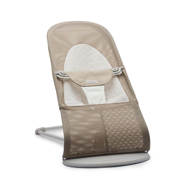 BabyBjörn Babysitter Balance Soft Mesh Gråbeige/Vit | Baby, barn & förälder - Babysitter | Apoteka