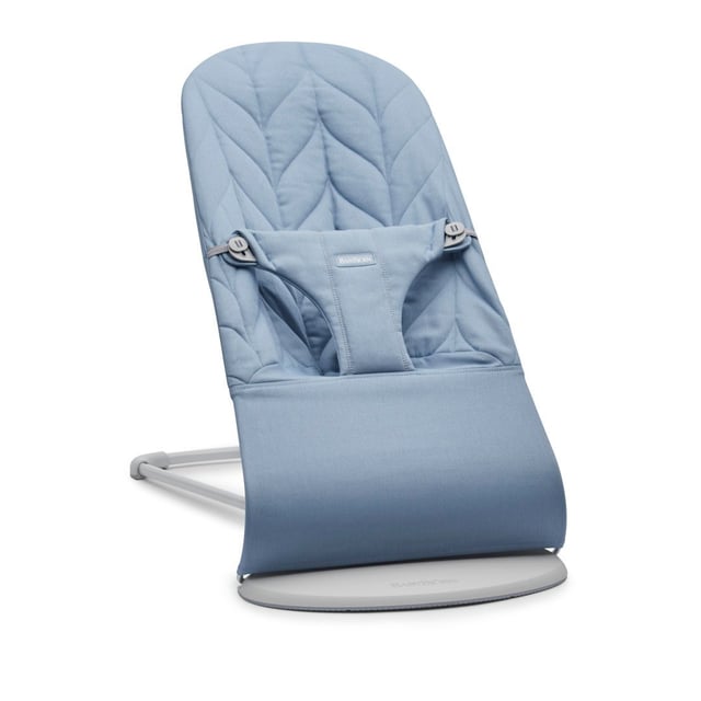 BabyBjörn Babysitter Bliss Vävd Bladmönstrad Quilt Blå | Baby, barn & förälder - Babysitter | Apoteka