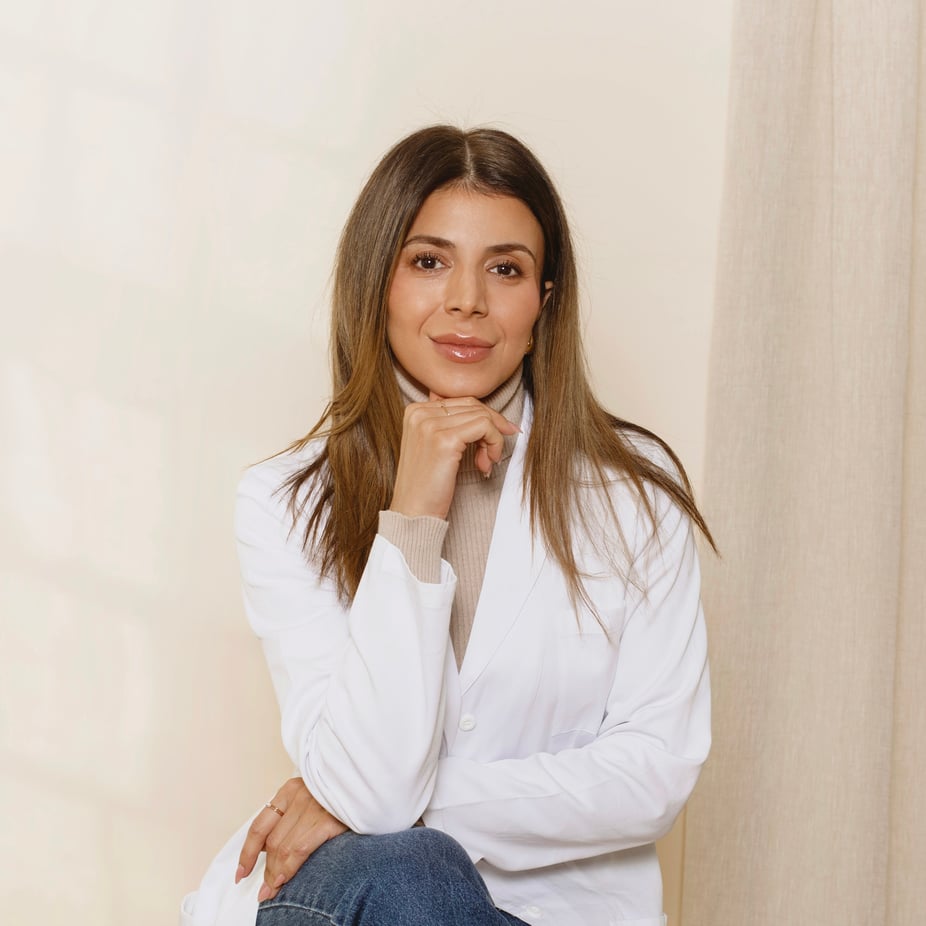 Shanna, farmaceut, iklädd vit rock